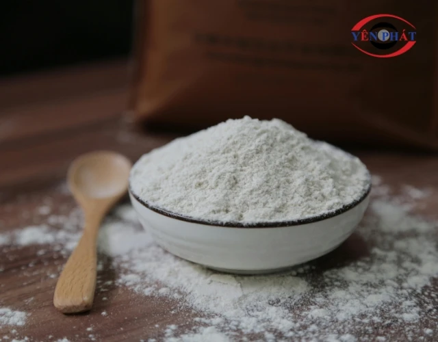 Dùng bột mì để tạo hỗn hợp vệ sinh vết bẩn trần thạch cao