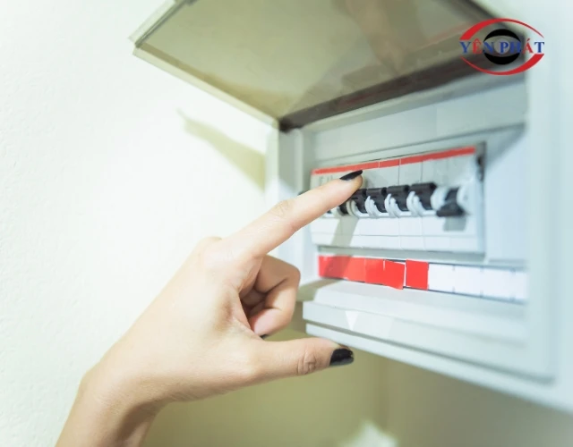 Ngắt nguồn điện khi vệ sinh trần thạch cao để đảm bảo an toàn