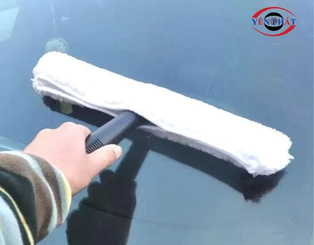 Chuẩn bị và làm sạch thô dùng cây gạt kính