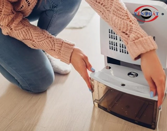 Đổ bỏ nước nếu thùng chứa đầy