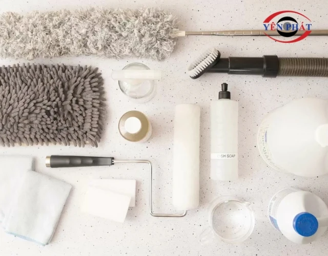 Chuẩn bị dụng cụ khi vệ sinh trần thạch cao