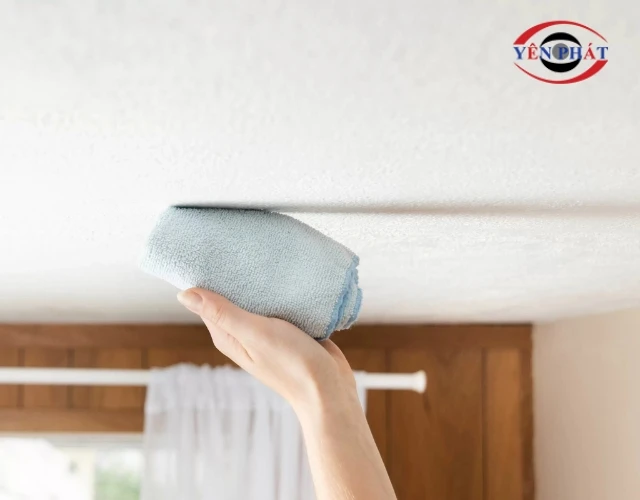 Chỉ dùng khăn bông mềm ẩm để vệ sinh trần thạch cao