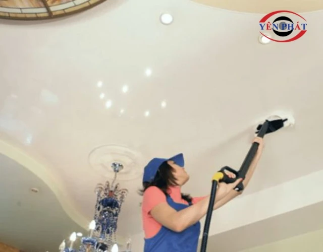 Dùng máy hút bụi để vệ sinh trần thạch cao