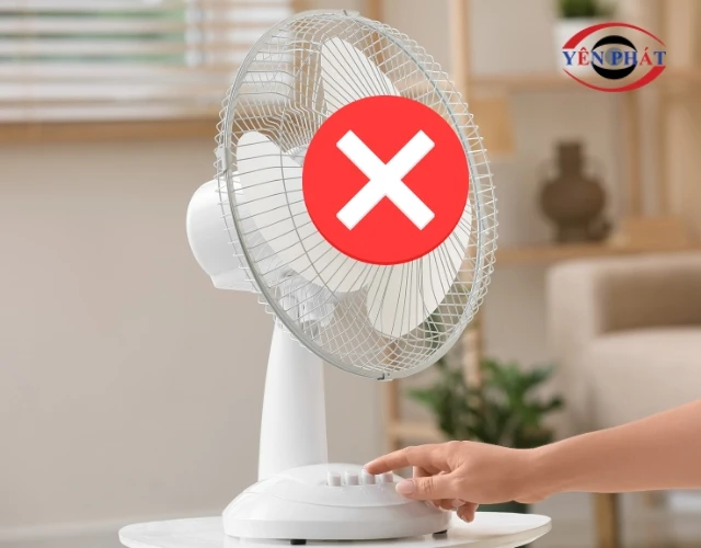 Không mở quạt khi đang hút ẩm