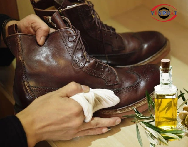 Dùng dầu dừa hoặc dầu oliu