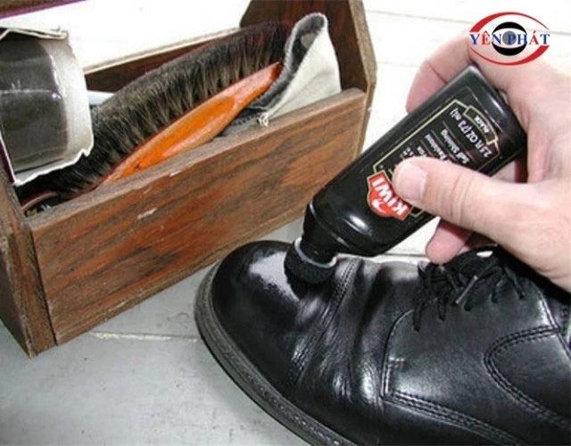 Sử dụng xi đánh giày và sơn móng tay
