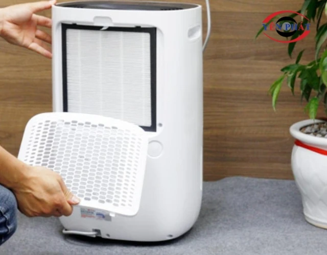 Vệ sinh cửa thông gió máy hút ẩm