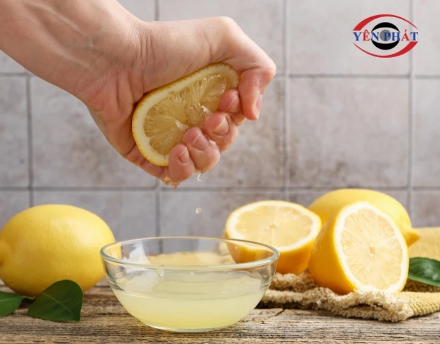 Nước cốt chanh giúp vệ sinh trần thạch cao hiệu quả