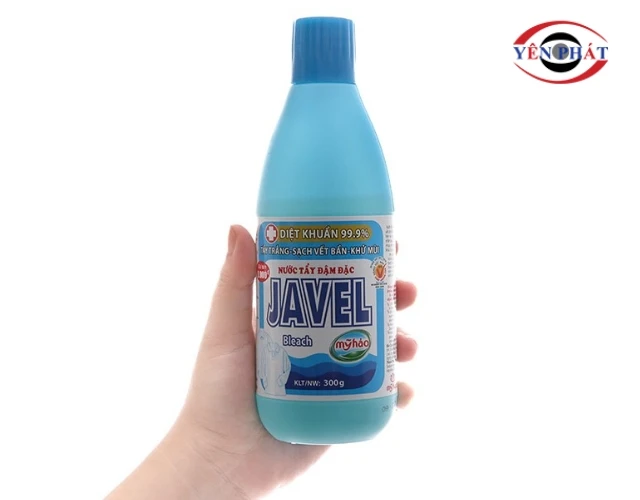 Nước tẩy Javel có công dụng làm sạch vết mốc nặng trên trần thạch cao
