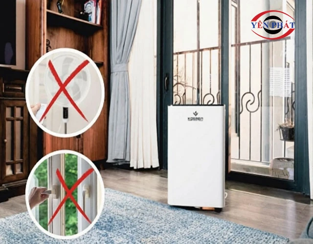 Không sử dụng quạt cùng lúc với máy hút ẩm