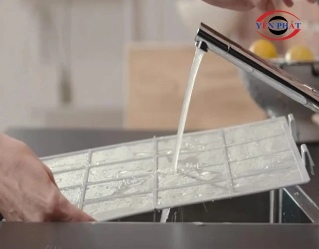 Vệ sinh màng lọc và khay chứa định kỳ