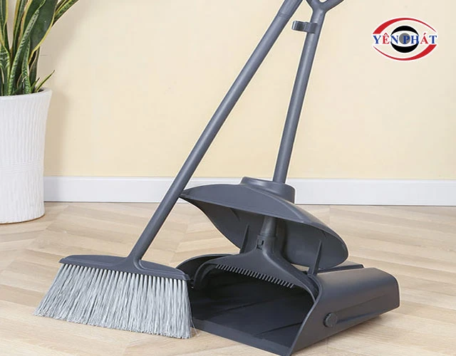Chổi quét nhà và đồ hốt rác