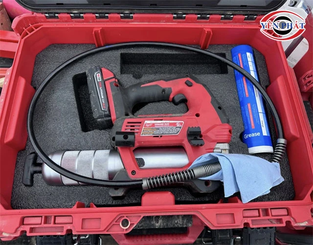 bảo dưỡng máy bơm mỡ Milwaukee