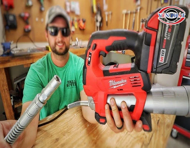 lắp đặt máy bơm mỡ Milwaukee