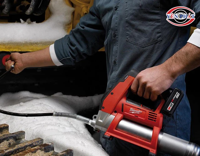 sử dụng máy bơm mỡ Milwaukee