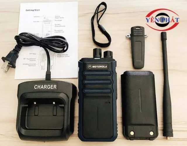 Bộ đàm được thiết kế nhỏ nhẹ dễ cầm nắm