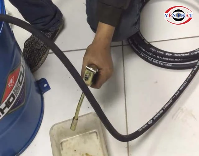 máy bơm mỡ 12 lít tiết kiệm công sức