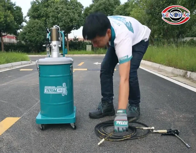 sử dụng máy bơm mỡ Total