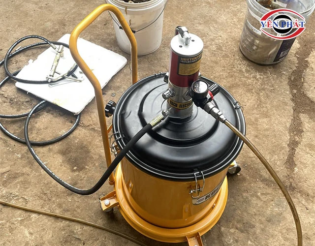 vệ sinh máy bơm mỡ