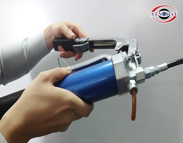 Làm sạch bộ dẫn mỡ và súng bơm mỡ
