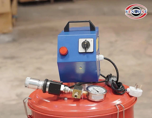 nguyên lý Máy bơm mỡ điện/pin