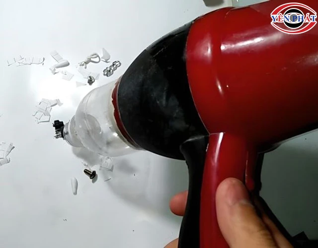 cách hút bụi bằng máy sấy tóc