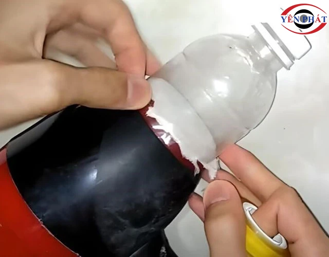 dùng băng dính cố định lại