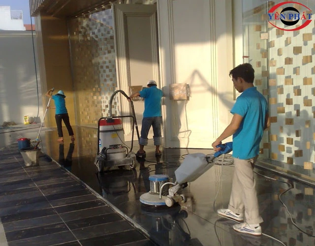 Luôn quét dọn rác trước khi sử dụng máy chà sàn