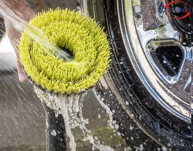 Vệ sinh, xịt rửa sạch sẽ bàn chải sau mỗi ca làm việc