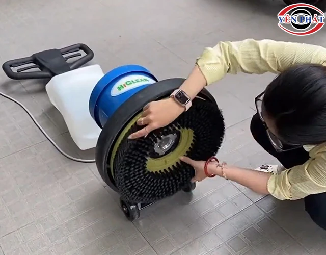 tháo bàn chải cũ