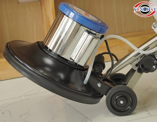 thực hiện nghiêng máy chà sàn