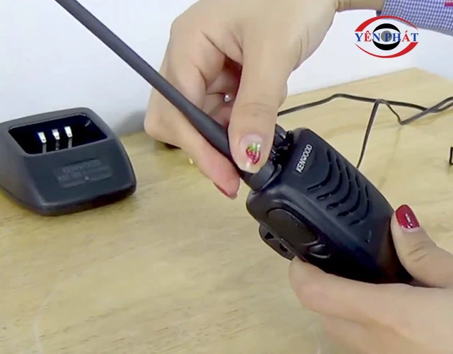 Kiểm tra dung lượng pin và tình trạng anten trước khi sử dụng