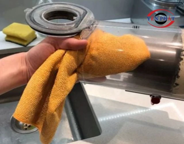 Vệ sinh đầu hút và bàn chải sau khi sử dụng