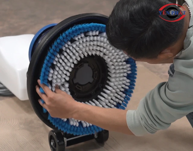 Lắp đặt bàn chải, pad chưa đúng khớp hoặc lệch tâm