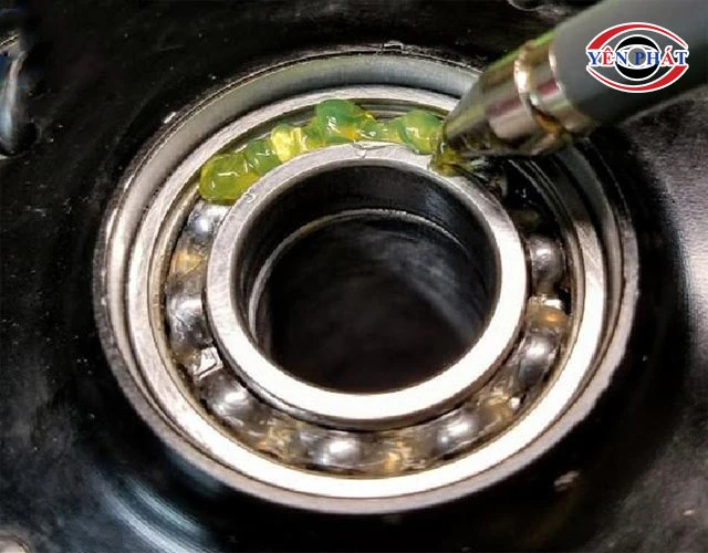cách bơm mỡ vào vòng bi bằng vú bơm mỡ