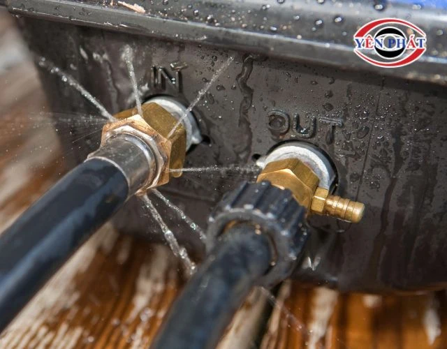 nước bị rò rỉ do máy rửa xe bị rò nước ở van