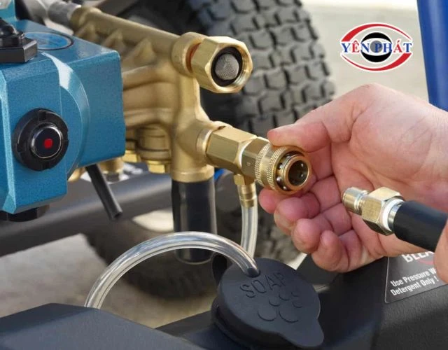 máy rửa xe bị rò nước ở khớp nối