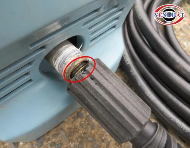 máy rửa xe bị rò nước ở gioăng và phớt cao su