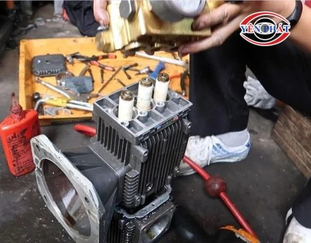 máy rửa xe bị rò nước ở thân máy