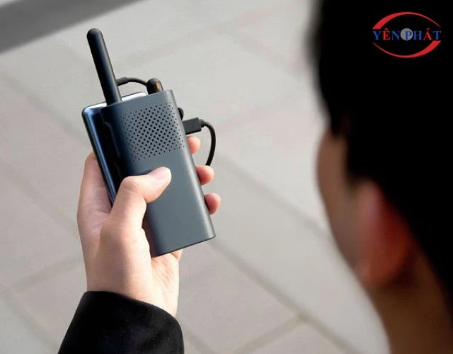 Bộ đàm được thiết kế gọn nhẹ, dễ cầm