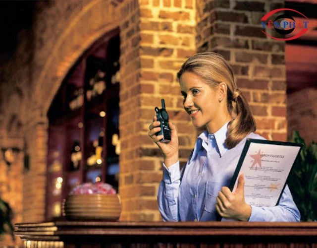 Nhân viên nhà hàng sử dụng bộ đàm để liên lạc