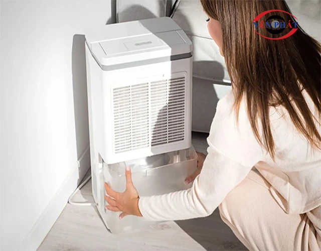 vệ sinh màng lọc máy hút ẩm cũ