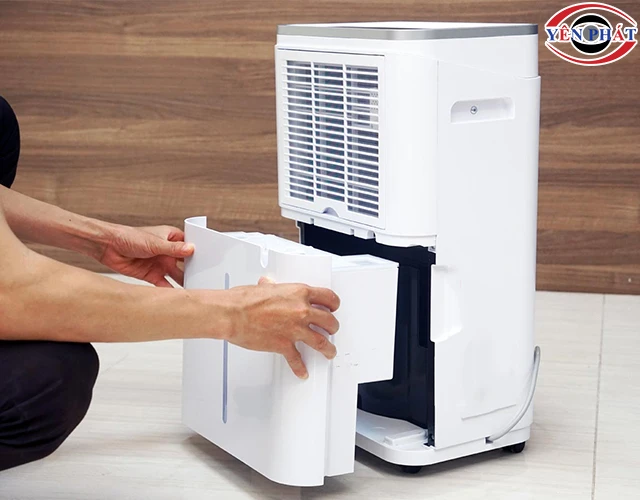 lắp bình chứa nước đúng vị trí