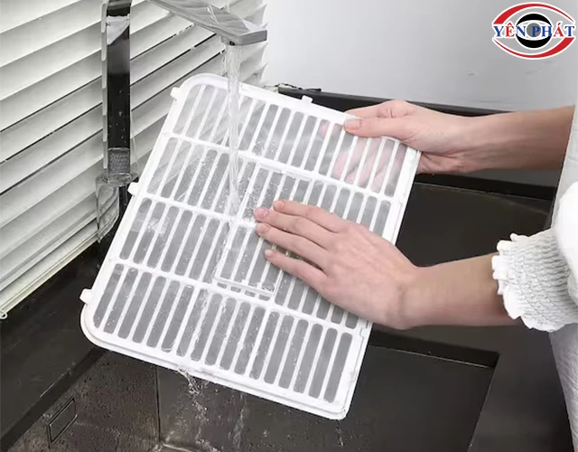 thực hiện vệ sinh màng lọc