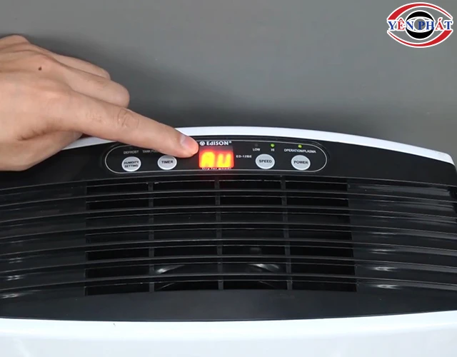quan sát chỉ số hút ẩm trên màn hình