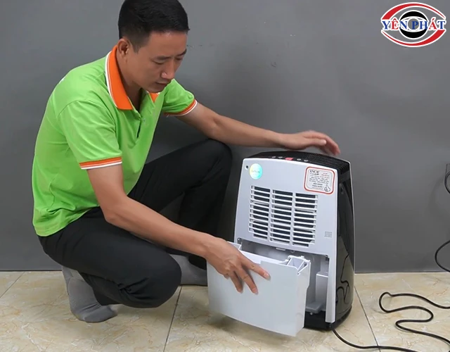 thực hiện đổ nước