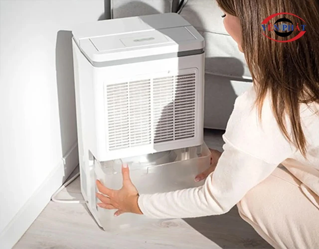 Khay chứa nước đầy hoặc lắp chưa đúng vị trí