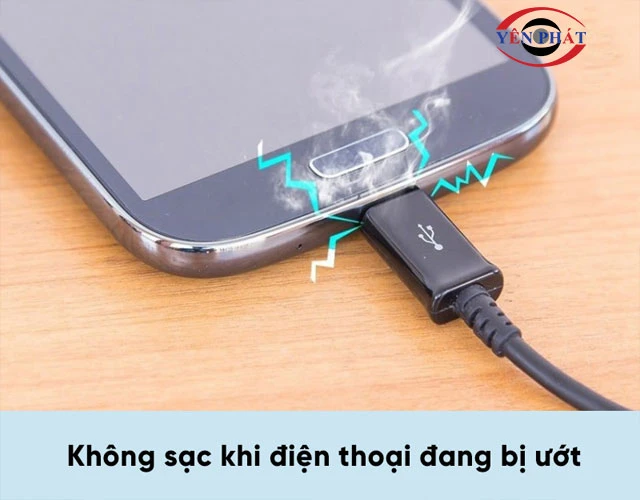 Những việc tuyệt đối không nên làm khi điện thoại bị ẩm