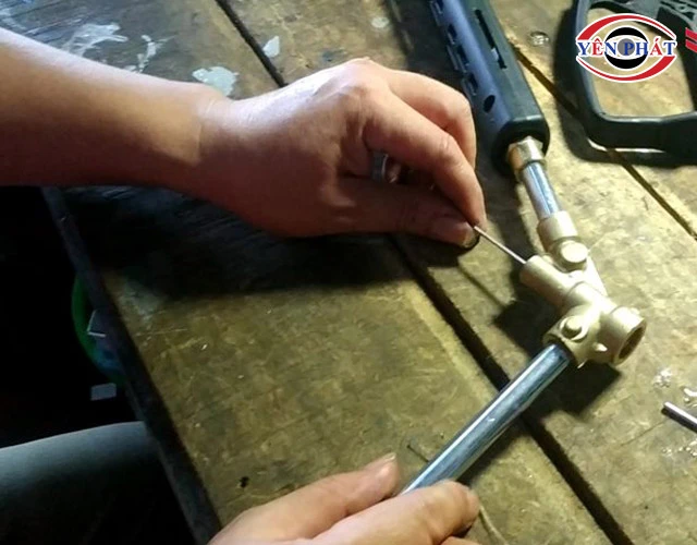 Nhả Cò Súng Nhưng Nước Vẫn Tiếp Tục Phun Ra