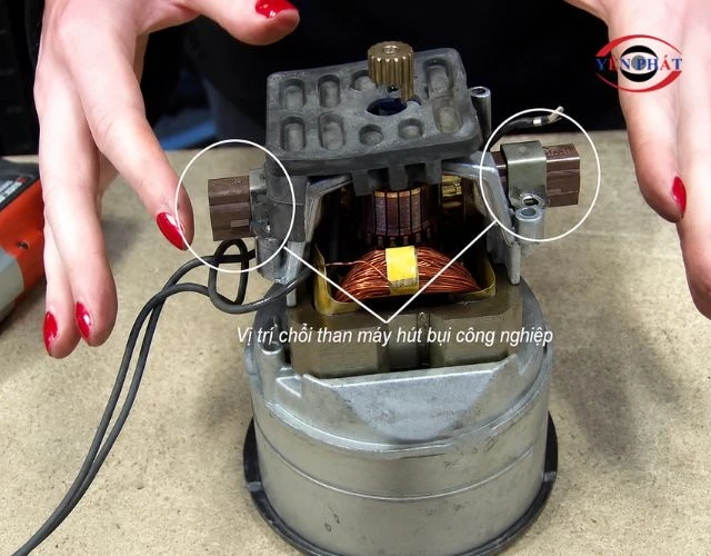 Chổi than truyền dòng điện từ mạch điện cố định vào rotor
